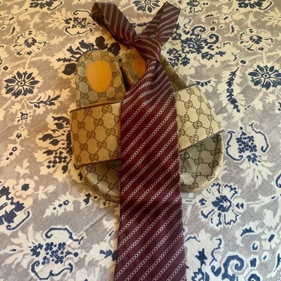 Gucci tie Maroon in color..silk. Very nice for any attire. Like new with style. - Picture 2 of 5